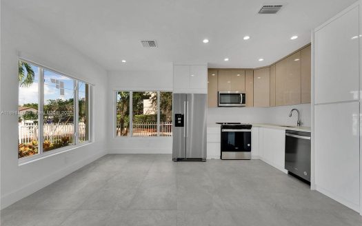 Multi Family Home for Sale in Miami, FL 33125 – 5 Bedrooms, 5 Baths – $1149000