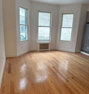 2-Bedroom Townhouse for Rent in Woodhaven, NY 11421 – $2550/mo | 1 Baths | Updated 2025