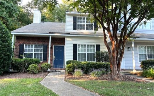 3-Bedroom Townhouse  for Rent in Charlotte, NC 28269 – $1595/mo | 2 Baths | Updated 2025