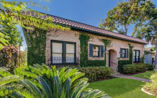 1-Bedroom Multi Family Home for Rent in Houston, TX 77006 – $1700/mo | 1 Baths | Updated 2025