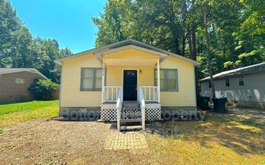 3-Bedroom Single Family Home for Rent in Charlotte, NC 28269 – $1565/mo | 2 Baths | Updated 2025