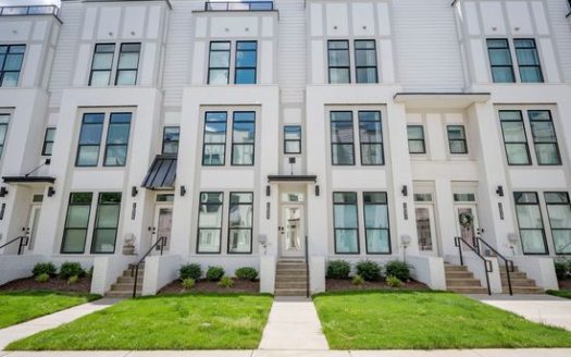 2-Bedroom Townhouse for Rent in Charlotte, NC 28208 – $2990/mo | 3 Baths | Updated 2025
