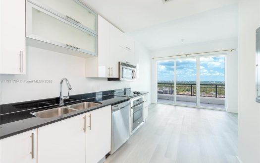 Condo for Sale in Miami, FL 33130 – 1 Bedroom, 1 Bath – $350000