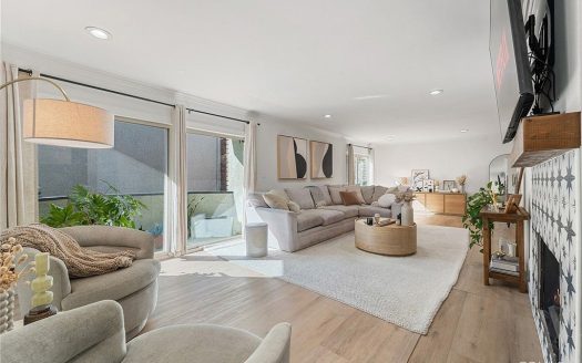 Condo for Sale in Encino, CA 91316 – 2 Bedrooms, 2 Baths – $699000