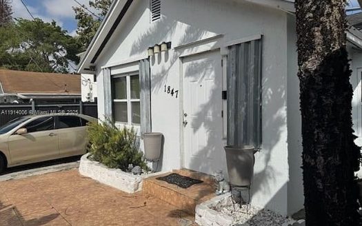 Single Family Home for Sale in Miami, FL 33125 – 3 Bedrooms, 2 Baths – $385000