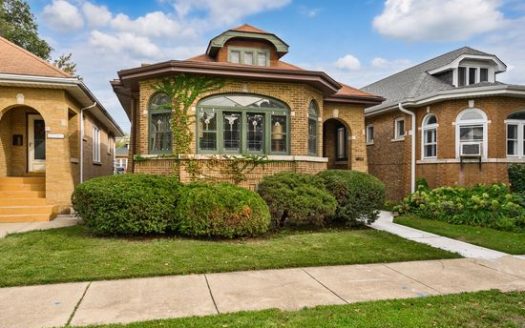 3-Bedroom Single Family Home for Rent in Chicago, IL 60645 – $5000/mo | 2 Baths | Updated 2025