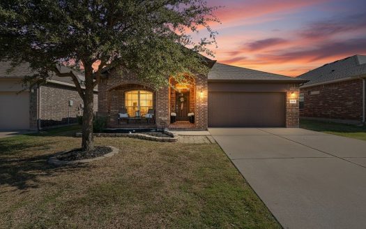 Single Family Home for Sale in Fort Worth, TX 76179 – 3 Bedrooms, 2 Baths – $359900