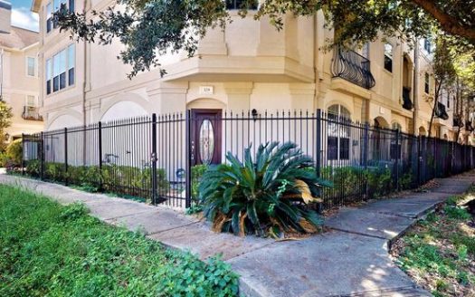3-Bedroom Single Family Home for Rent in Houston, TX 77007 – $3200/mo | 4 Baths | Updated 2025