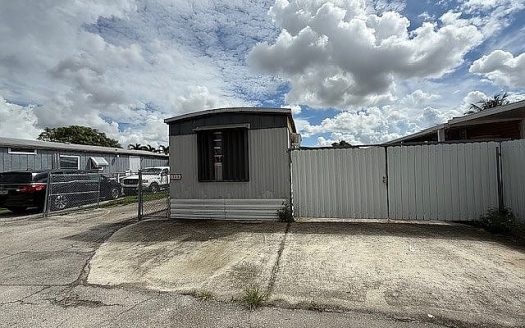 Manufactured for Sale in Miami, FL 33184 – 2 Bedroom, 1 Bath – $115000