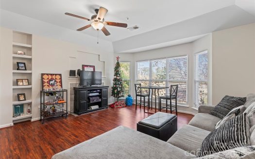 Condo for Sale in Charlotte, NC 28202 – 1 Bedroom, 1 Bath – $238000