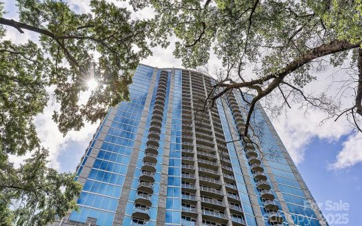 Condo for Sale in Charlotte, NC 28202 – 1 Bedroom, 1 Bath – $389000