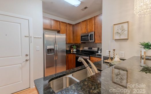 Condo for Sale in Charlotte, NC 28208 – 1 Bedroom, 1 Bath – $250000
