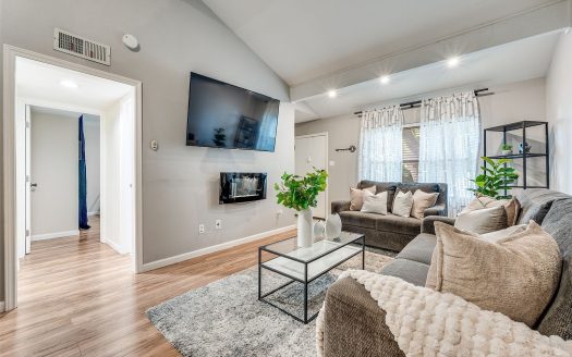 Townhouse for Sale in Dallas, TX 75240 – 3 Bedrooms, 2 Baths – $250000