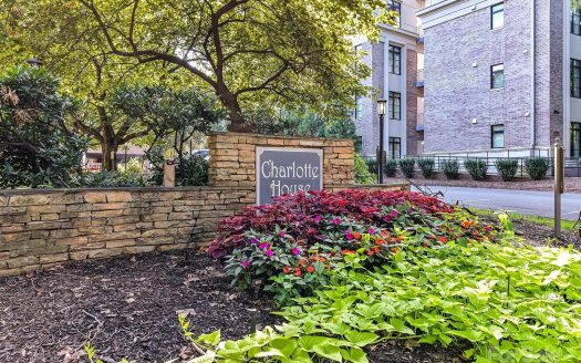Condo for Sale in Charlotte, NC 28207 – 2 Bedrooms, 2 Baths – $215000