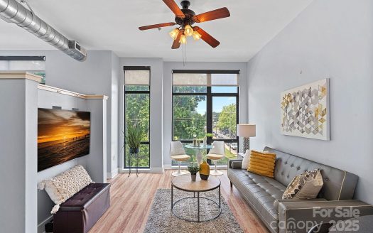 Condo for Sale in Charlotte, NC 28202 – 1 Bedroom, 1 Bath – $195000