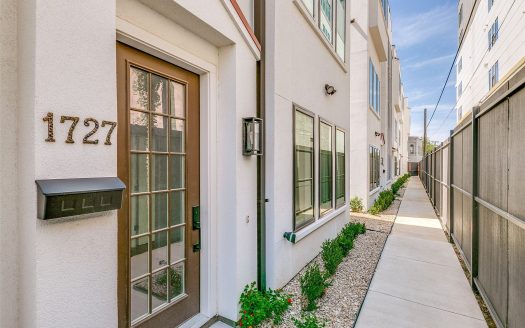 Townhouse for Sale in Dallas, TX 75215 – 3 Bedrooms, 4 Baths – $489999