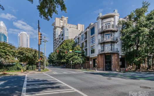 Condo for Sale in Charlotte, NC 28202 – 1 Bedroom, 1 Bath – $245000