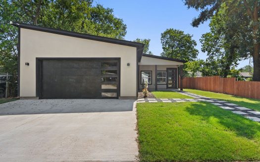 Single Family Home for Sale in Dallas, TX 75215 – 3 Bedrooms, 3 Baths – $440000