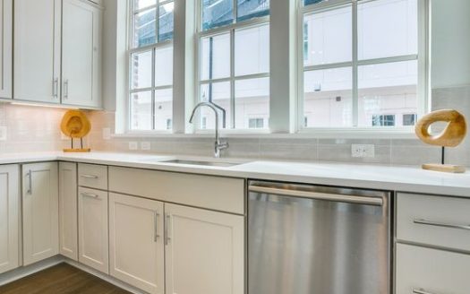 Townhouse for Sale in Dallas, TX 75219 – 2 Bedrooms, 3 Baths – $499900