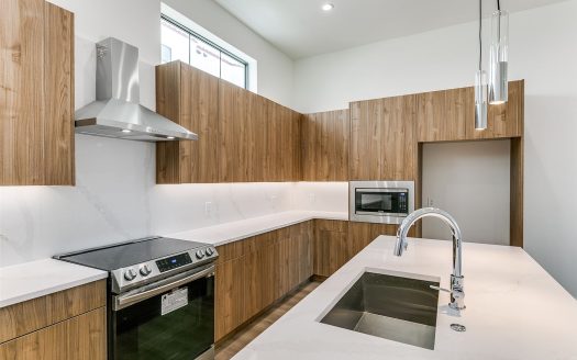 Townhouse for Sale in Dallas, TX 75215 – 3 Bedrooms, 4 Baths – $489999