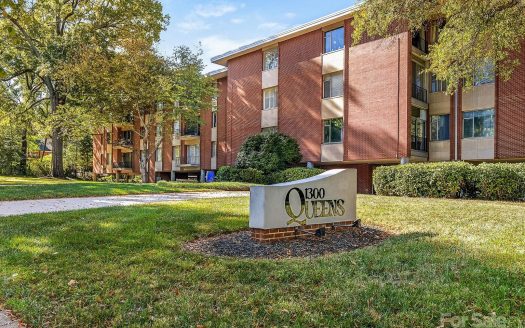 Condo for Sale in Charlotte, NC 28207 – 3 Bedrooms, 2 Baths – $399000