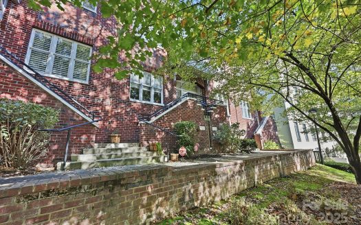Condo for Sale in Charlotte, NC 28207 – 2 Bedrooms, 3 Baths – $465000