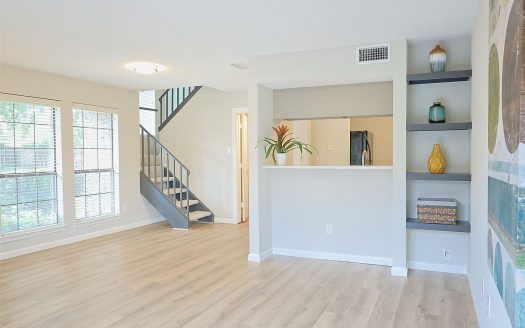 Condo for Sale in Dallas, TX 75206 – 2 Bedrooms, 2 Baths – $225000