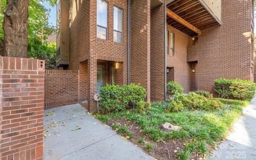 Condo for Sale in Charlotte, NC 28202 – 2 Bedroom, 1 Bath – $327500