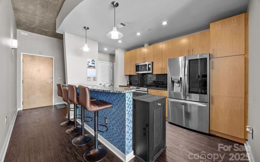 Condo for Sale in Charlotte, NC 28202 – 1 Bedroom, 1 Bath – $350000