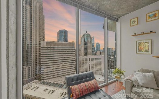 Condo for Sale in Charlotte, NC 28202 – 1 Bedroom, 1 Bath – $350000