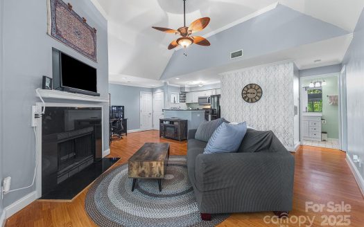 Condo for Sale in Charlotte, NC 28207 – 1 Bedroom, 1 Bath – $189500