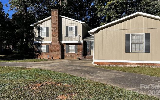 Single Family Home for Sale in Charlotte, NC 28216 – 4 Bedrooms, 3 Baths – $369900