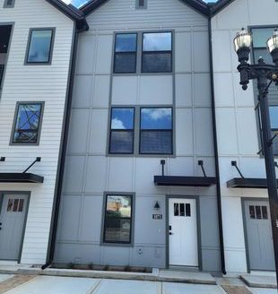 3-Bedroom Townhouse for Rent in Jacksonville, FL 32204 – $2200/mo | 4 Baths | Updated 2025