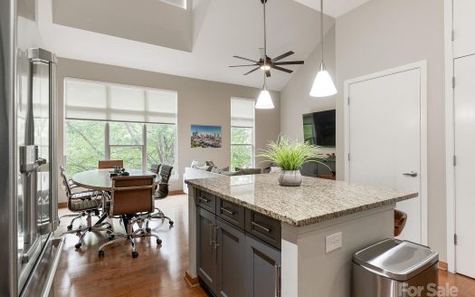 Condo for Sale in Charlotte, NC 28203 – 1 Bedroom, 1 Bath – $375000