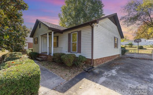 Single Family Home for Sale in Charlotte, NC 28217 – 3 Bedrooms, 2 Baths – $300000