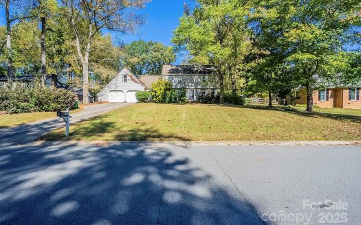 Single Family Home for Sale in Charlotte, NC 28215 – 6 Bedrooms, 3 Baths – $324900