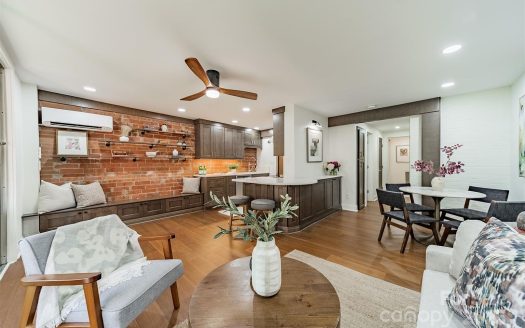 Condo for Sale in Charlotte, NC 28207 – 1 Bedroom, 1 Bath – $235000