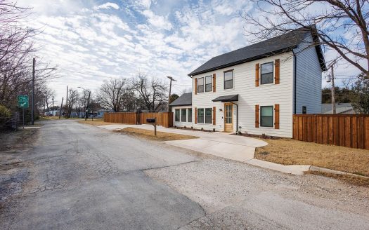 Single Family Home for Sale in Fort Worth, TX 76110 – 4 Bedrooms, 3 Baths – $349000