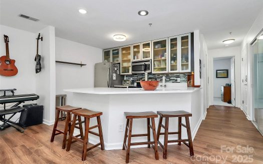 Condo for Sale in Charlotte, NC 28202 – 1 Bedroom, 1 Bath – $244000