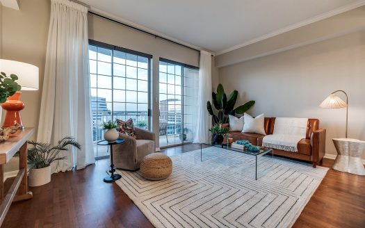 Condo for Sale in Dallas, TX 75219 – 1 Bedroom, 1 Bath – $289000