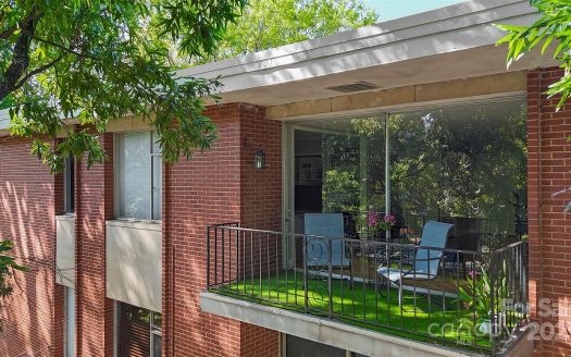 Condo for Sale in Charlotte, NC 28207 – 2 Bedrooms, 2 Baths – $469000