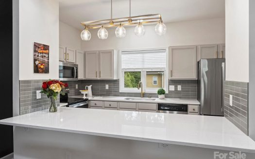 Condo for Sale in Charlotte, NC 28209 – 3 Bedrooms, 2 Baths – $549000