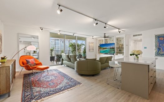 Condo for Sale in Dallas, TX 75201 – 2 Bedrooms, 2 Baths – $650000