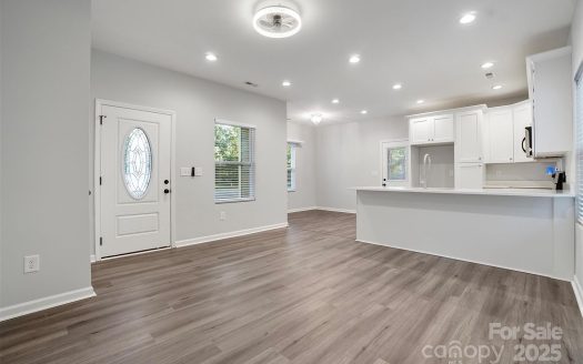 Single Family Home for Sale in Charlotte, NC 28215 – 3 Bedrooms, 2 Baths – $320000