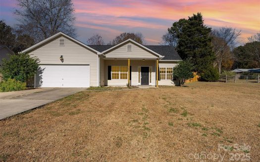 Single Family Home for Sale in Huntersville, NC 28078 – 3 Bedrooms, 2 Baths – $380000