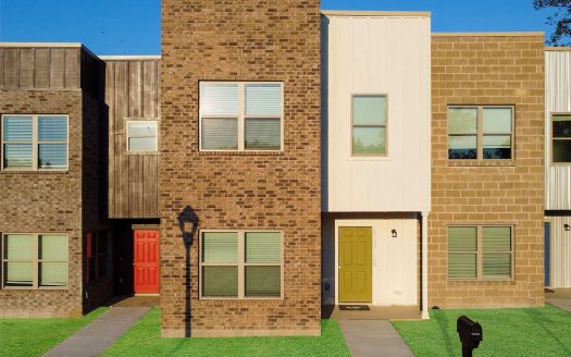 Townhouse for Sale in Fort Worth, TX 76110 – 3 Bedrooms, 3 Baths – $207000