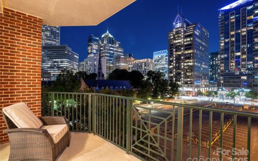 Condo for Sale in Charlotte, NC 28202 – 1 Bedroom, 1 Bath – $320000