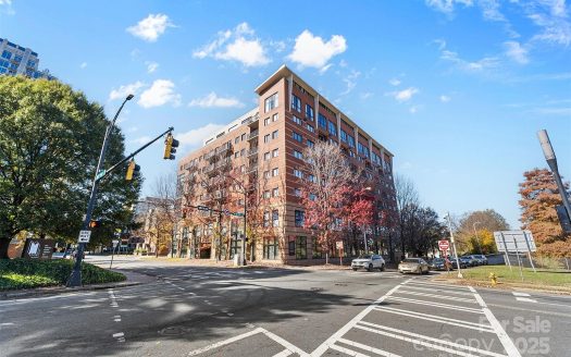 Condo for Sale in Charlotte, NC 28202 – 2 Bedrooms, 2 Baths – $320000