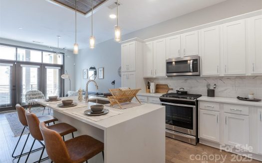 Condo for Sale in Charlotte, NC 28203 – 1 Bedroom, 2 Baths – $390000