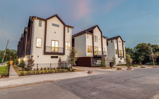 Townhouse for Sale in Dallas, TX 75210 – 2 Bedrooms, 3 Baths – $389000